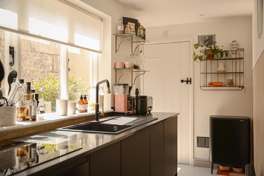 Primrose Cottage - With Private Courtyard & Sun Terrace In Central Bath Exteriör bild